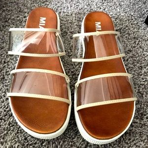 MIA Jessabelle slides